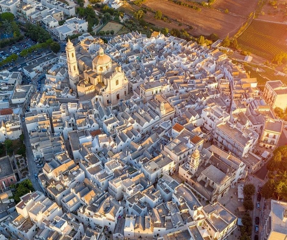 Veduta aerea del centro storico circolare di Locorotondo