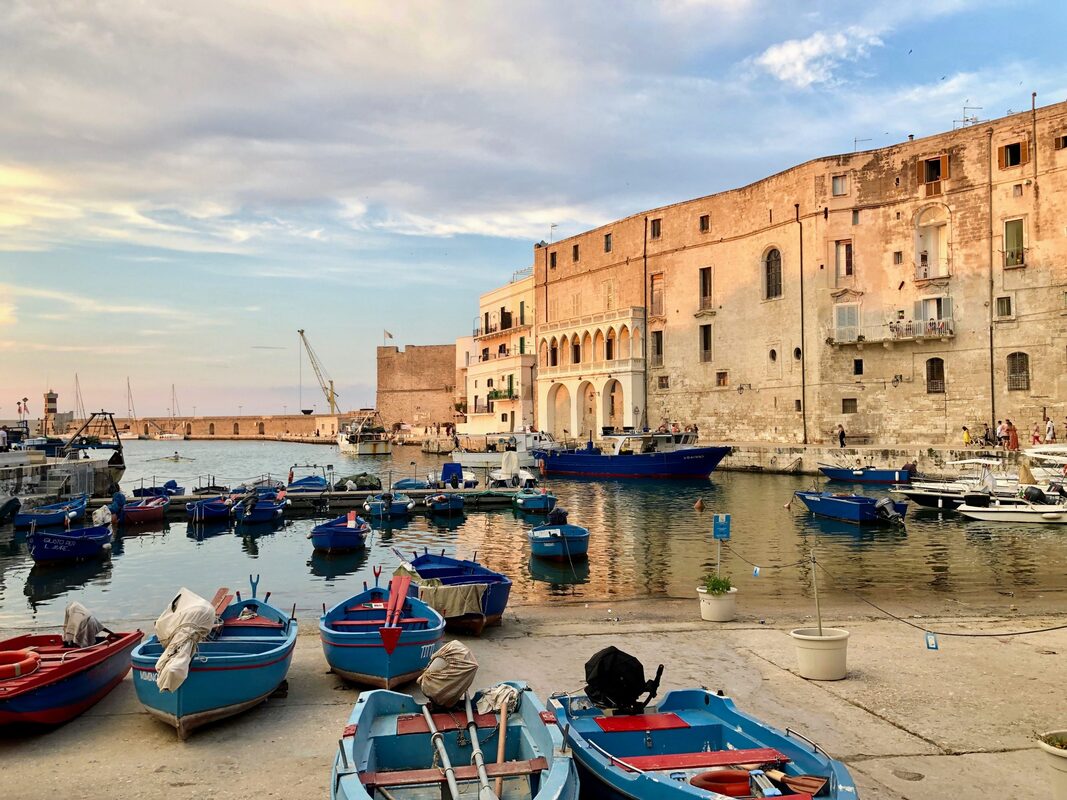 Barche da pesca nel porto antico di Monopoli