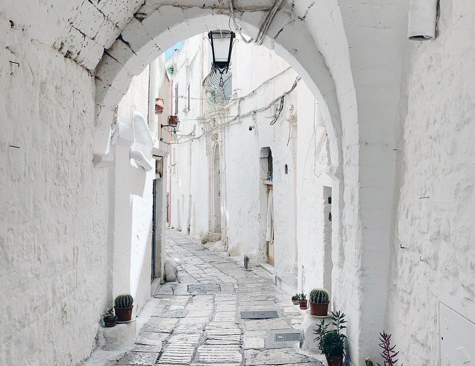 Vicolo bianco con arco nel centro storico di Ostuni